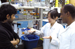 研究室の学生と生化学実験のディスカッション